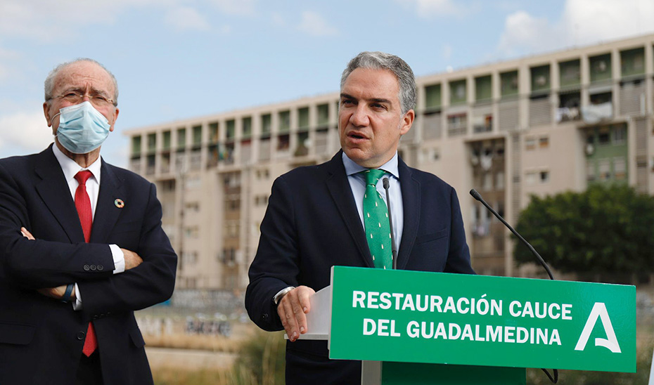 El consejero Elías Bendodo, junto al alcalde de Málaga, Francisco de la Torre, durante la presentación del proyecto.