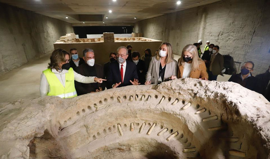 Los consejeros Bendodo, Marifrán Carazo y Patricia del Pozo visitan la zona donde se han ubicado los restos arqueológicos hallados durante las obras del Metro de Málaga.