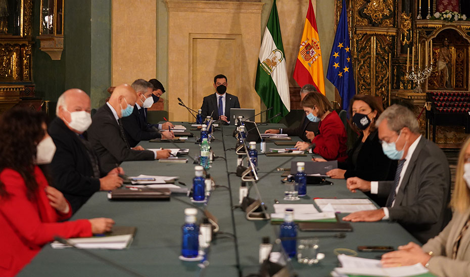 Los consejeros de la Junta al inicio de la reunión con el presidente, Juanma Moreno, al fondo.