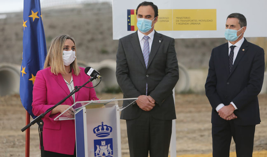 Marifrán Carazo interviene durante el acto junto al alcalde de Lebrija, José Barroso, y el delegado del Gobierno en Andalucía, Pedro Fernández.