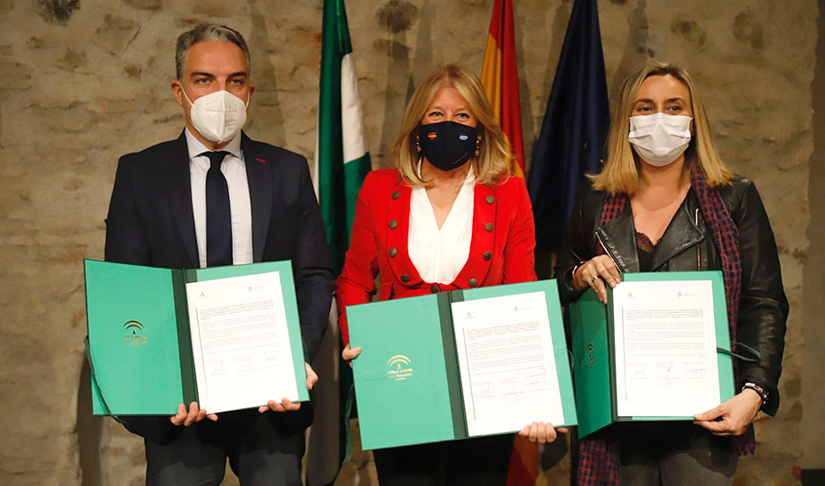 Los consejeros Elías Bendodo y Marifrán Carazo, junto a la alcaldesa de Marbella, tras la firma del acuerdo de cesión.