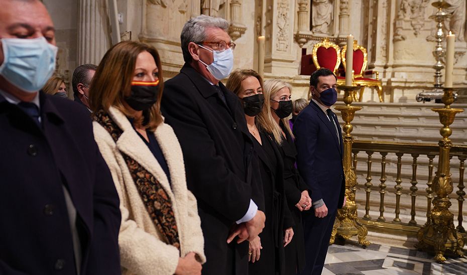 El presidente Juanma Moreno, junto a otras personalidades, en la misa oficiada en la Catedral de Sevilla.