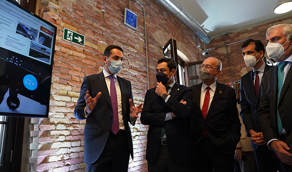 Un momento del recorrido del presidente de la Junta, Juanma Moreno, por las instalaciones del nuevo centro.