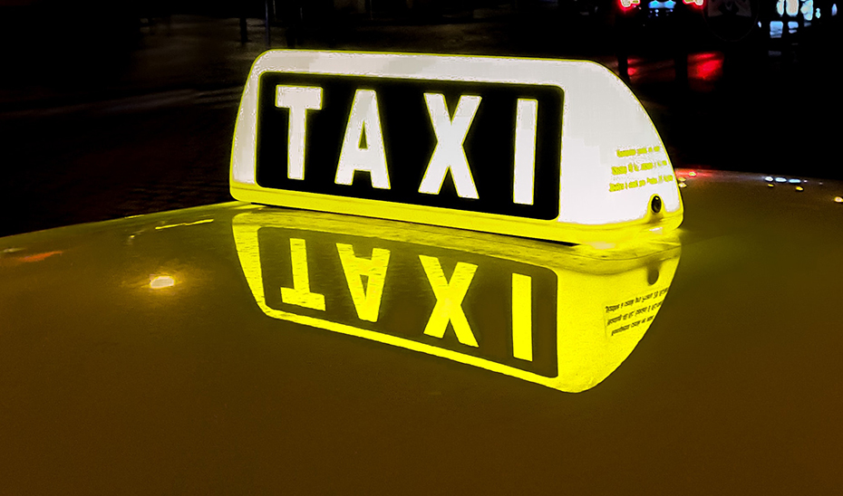 Luz de un taxi en servicio.