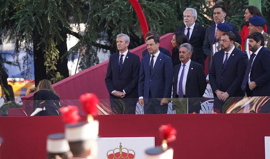 Juanma Moreno contempla, junto a otros presidentes autonómicos, el desfile del 12 de octubre.