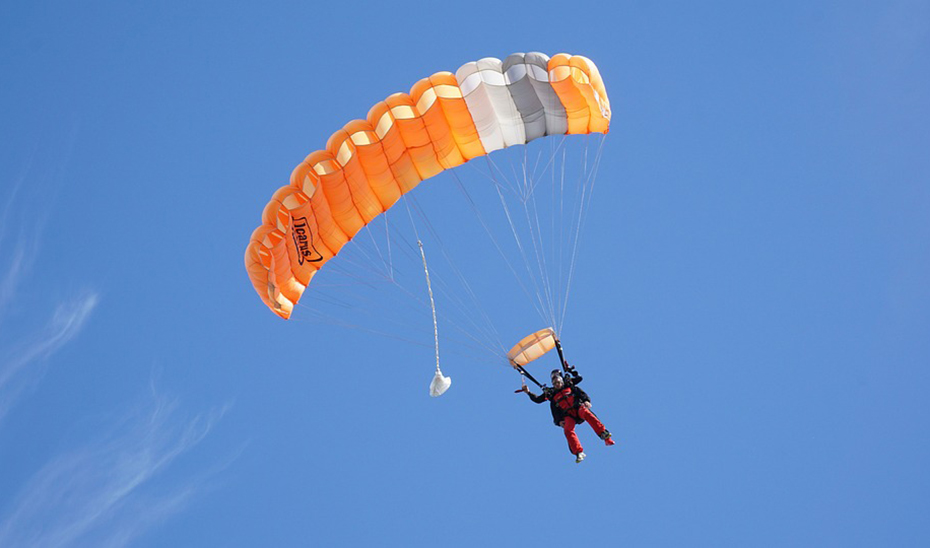 Imagen de un paracaidista (archivo).