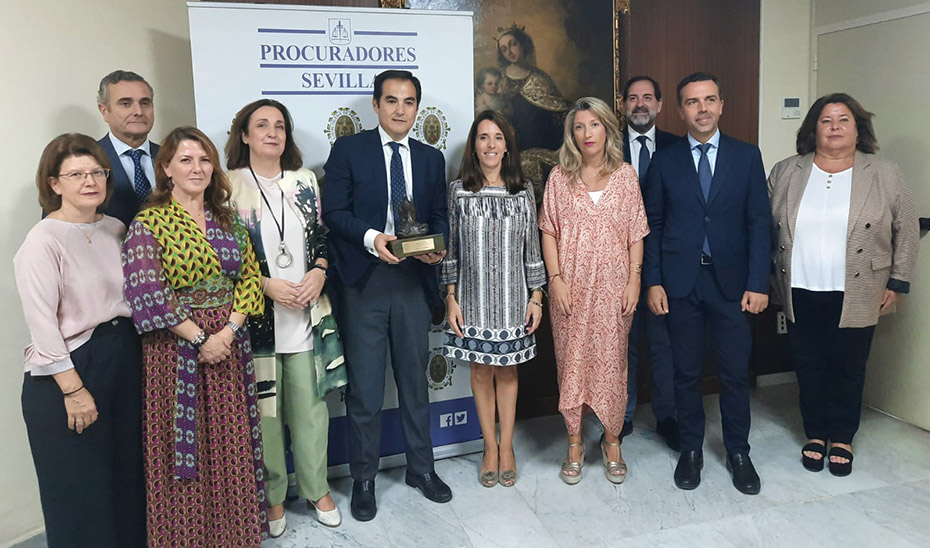 El consejero de Justicia recibe, en nombre del Gobierno andaluz, el Premio Procuradora Ascensión García Ortiz.