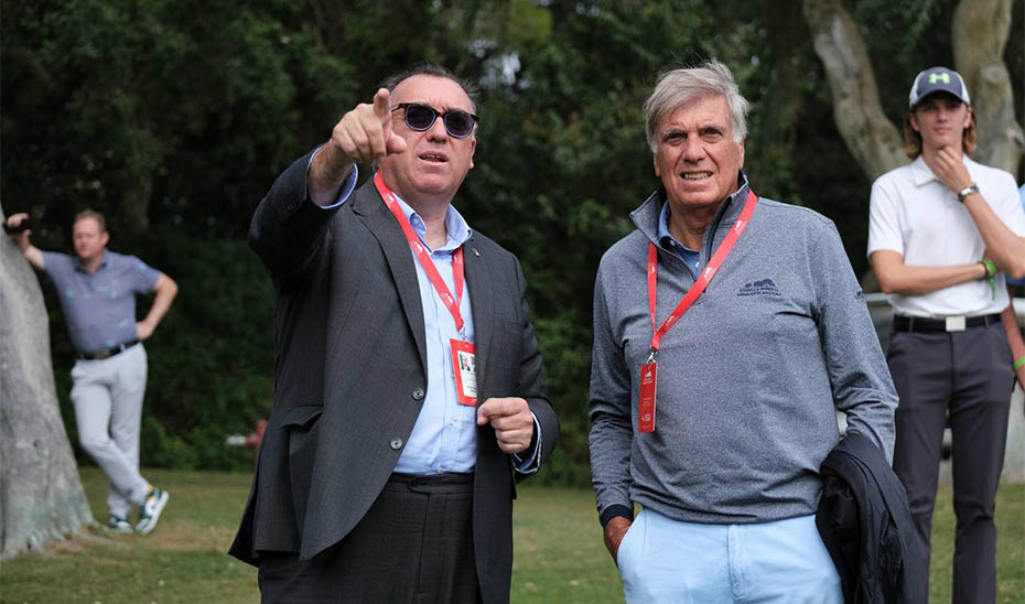 Arturo Bernal y el presidente del Real Club Valderrama, Nuno de Brito e Cunha.