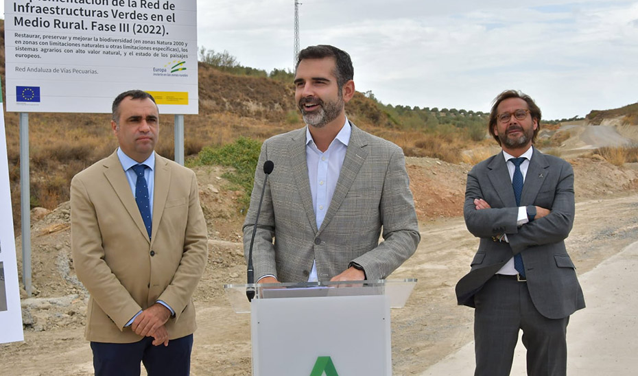 El consejero de Sostenibilidad visita en Alhendín (Granada) la mejora efectuada en la vía pecuaria Colada Camino de Malahá.
