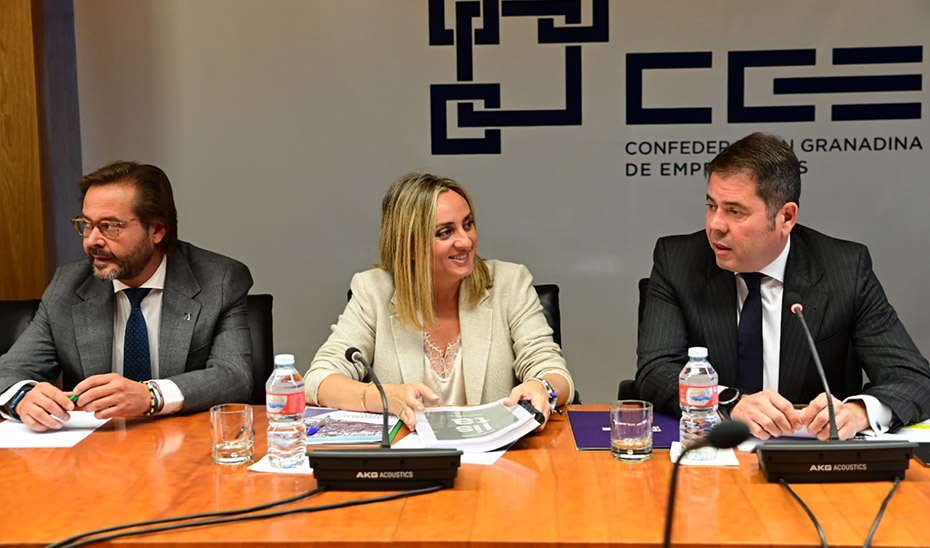 Un momento de la reunión de la consejera de Fomento con los empresarios de Granada.