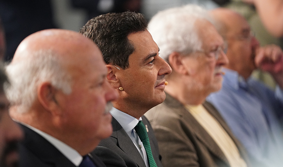 El presidente de la Junta, entre Jesús Aguirre, presidente del Parlamento, y Rojas Marcos, en la tribuna de autoridades.