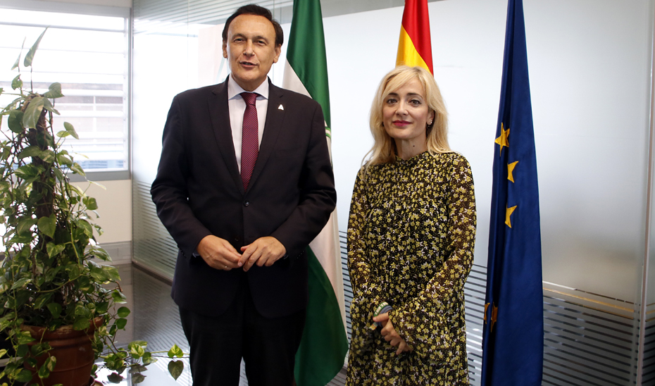 El consejero de Universidad, Investigación e Innovación, José Carlos Gómez Villamandos, junto a la secretaria general de UGT Andalucía, Carmen Castilla.