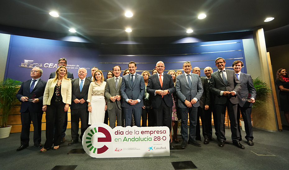 Foto de familia del cierre del acto conmemorativo del Día de la Empresa en Andalucía, con Juanma Moreno y el resto de autoridades políticas y empresariales presentes.