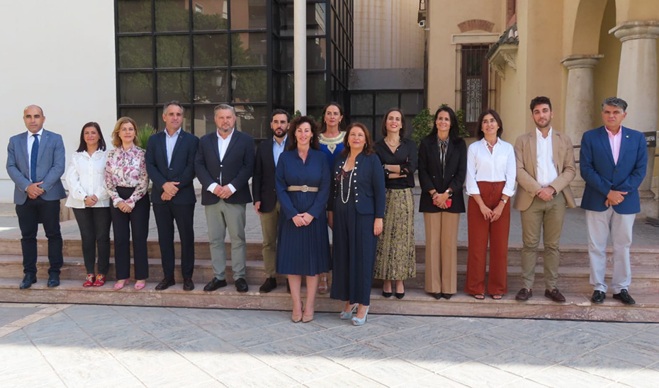 La consejera de Agricultura, Carmen Crespo, posa con el equipo de gobierno del Ayuntamiento de Almería.