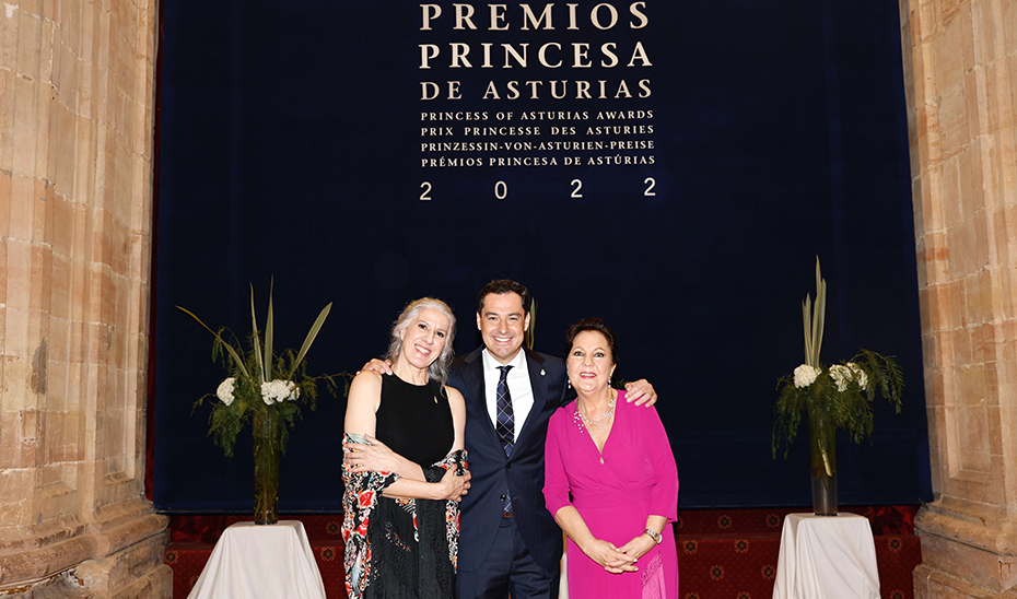 El presidente de la Junta de Andalucía, Juanma Moreno, ha asistido esta tarde al acto de entrega de los Premios Princesa de Asturias que ha tenido lugar en Oviedo y que este año reconocen a dos andaluzas, la cantaora Carmen Linares y la bailaora y coreógrafa María Pagés, que han recibido el Premio Princesa de Asturias de las Artes 2022.