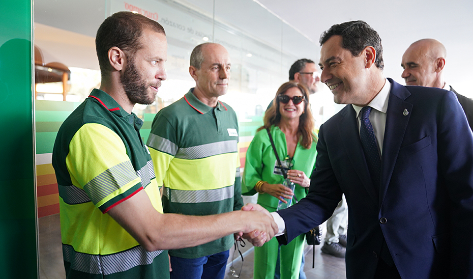 Moreno saluda a los empleados de Heineken durante recorrido por la fábrica.