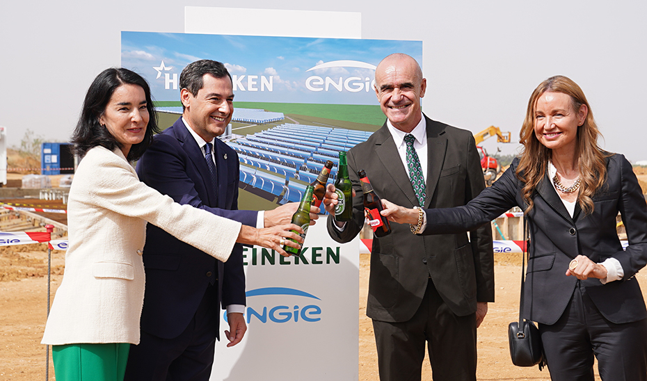 El presidente de la Junta de Andalucía, se felicita junto al resto de autoridades por la futura planta de energía termosolar.