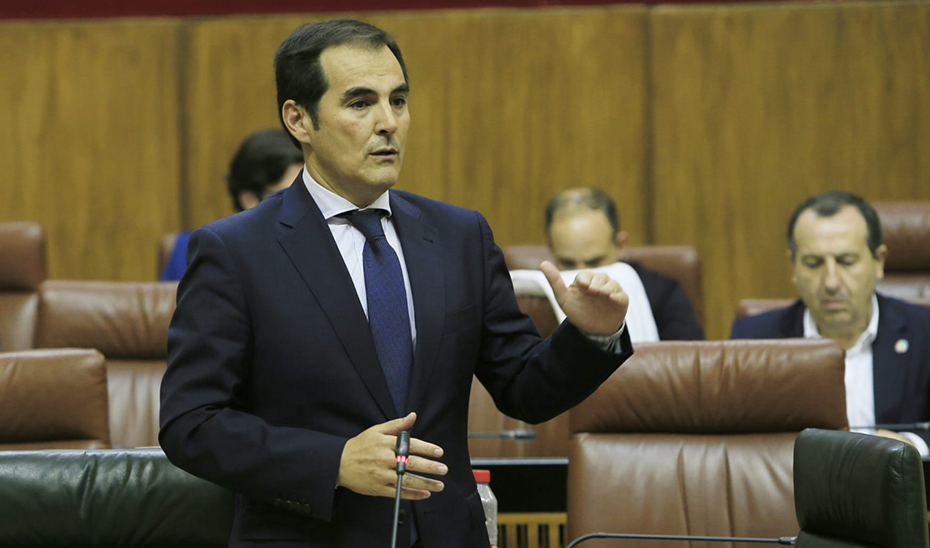 El consejero de Justicia, Administración Local y Función Pública, José Antonio Nieto, interviene en el Pleno del Parlamento.