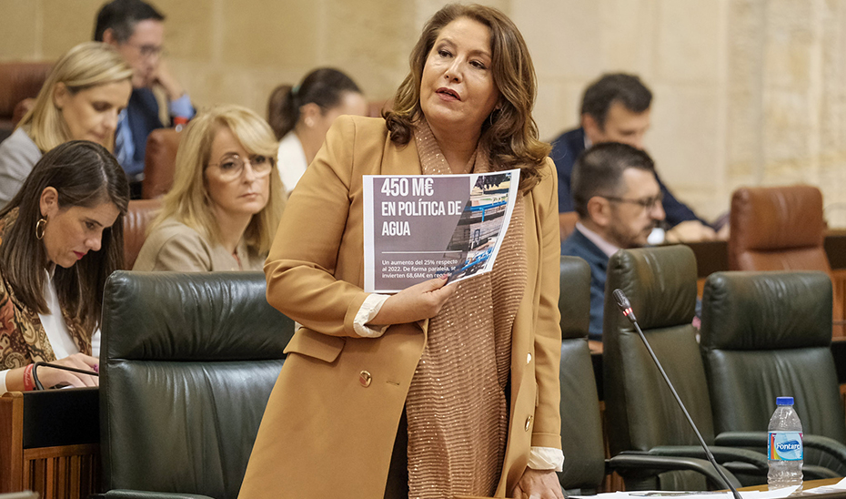 La consejera Carmen Crespo interviene, desde su escaño, en la sesión de control al Gobierno del Pleno del Parlamento andaluz.
