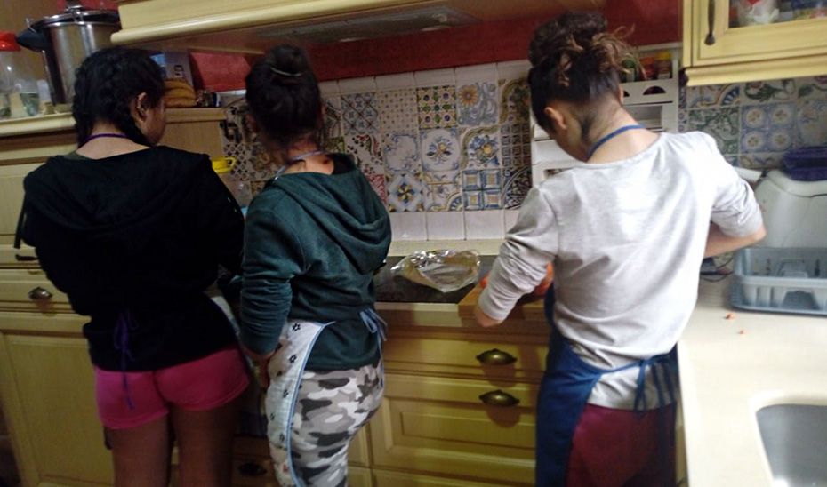 Jóvenes realizan juntas las tareas culinarias.