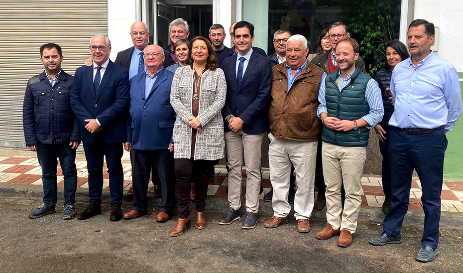 La consejera de Agricultura, Carmen Crespo, ha mantenido un encuentro con el presidente de Asaja-Jaén, Nicolás Vico, y representantes de esta organización agraria de Alcalá la Real (Jaén), en la que también ha participado el alcalde de esta localidad jiennense, Antonio Marino Aguilera.