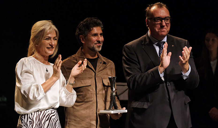 Los consejeros Patricia del Pozo y Arturo Bernal, con el cantaor flamenco Arcángel, reconocido en la gala por su difusión del \u0027arte jondo\u0027.