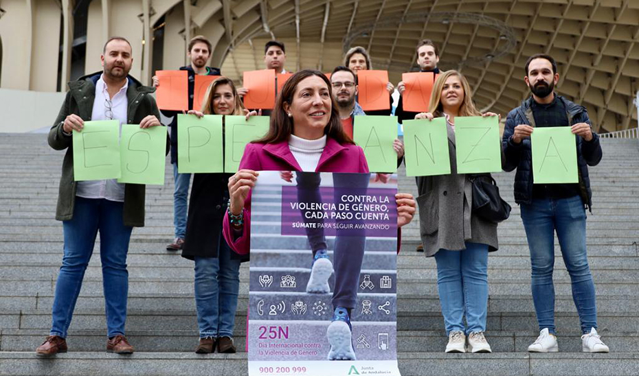 La consejera de Inclusión Social, Loles López, presenta la campaña en la escalinata de las Setas de la Encarnación.