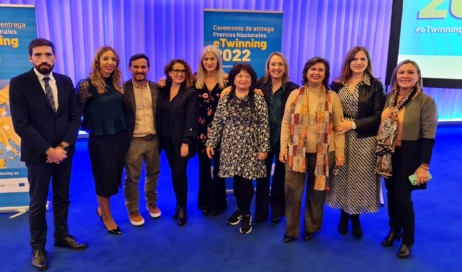 La consejera de Desarrollo Educativo y Formación Profesional, Patricia del Pozo, junto a los docentes andaluces reconocidos con los Premios Nacionales a Proyectos de Colaboración Escolar eTwinning 2022.