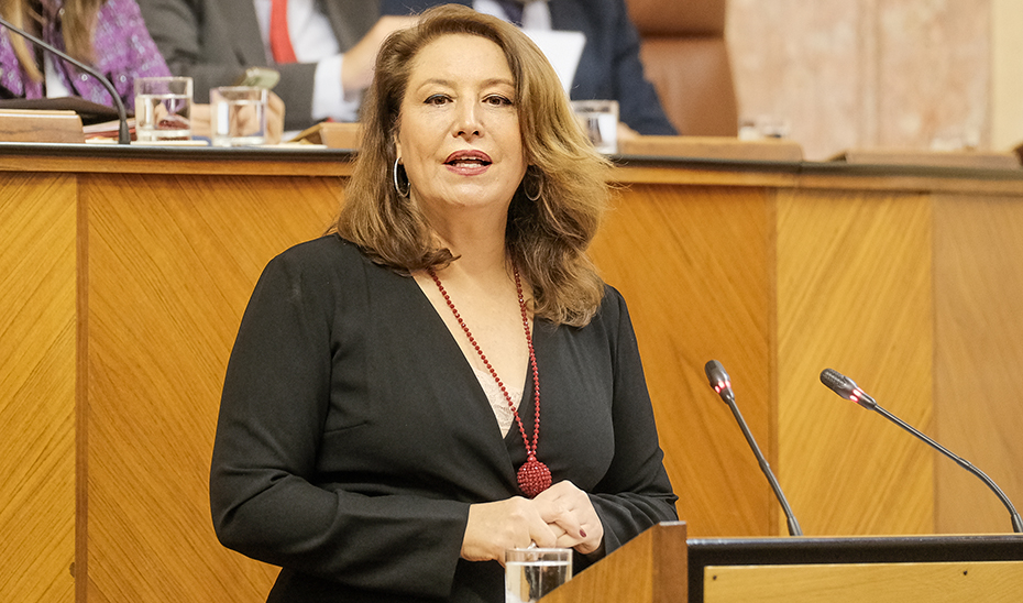 La consejera de Agricultura, Carmen Crespo, desde la tribuna del salón del Pleno, durante su intervención antes los diputados andaluces.