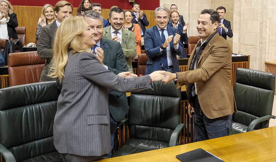 El presidente de la Junta, Juanma Moreno, felicita a la consejera de Economía, Carolina España, tras la superación del debate de totalidad por los presupuestos para 2023. 