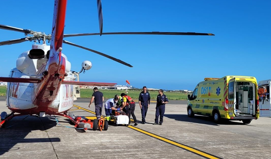 El helicóptero y la ambulancia del 061 tras un rescate (Foto: Archivo).