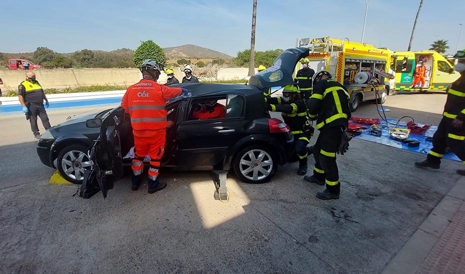 061 y Bomberos participan en el rescate de un atrapado en accidente de tráfico (archivo).