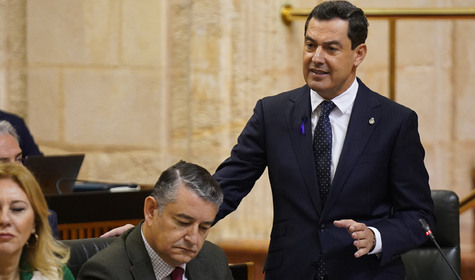 Juanma Moreno responde a los grupos de la oposición durante la sesión de control en el Parlamento.