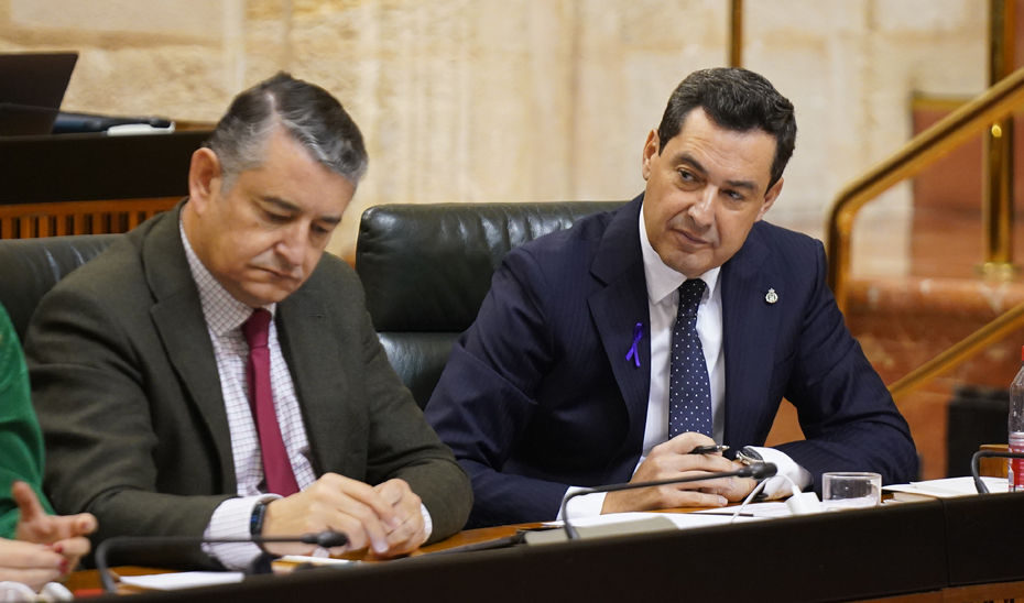 El presidente andaluz y el consejero de la Presidencia, durante la intervención en el Pleno del Parlamento de los portavoces de la oposición.