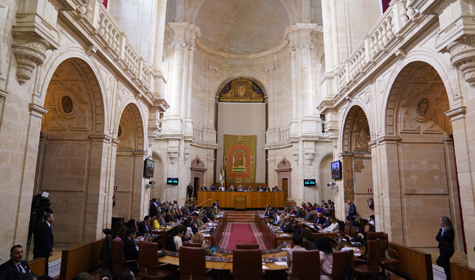 Vista general del Pleno del Parlamento de Andalucía durante la intervención de Juanma Moreno desde su escaño.