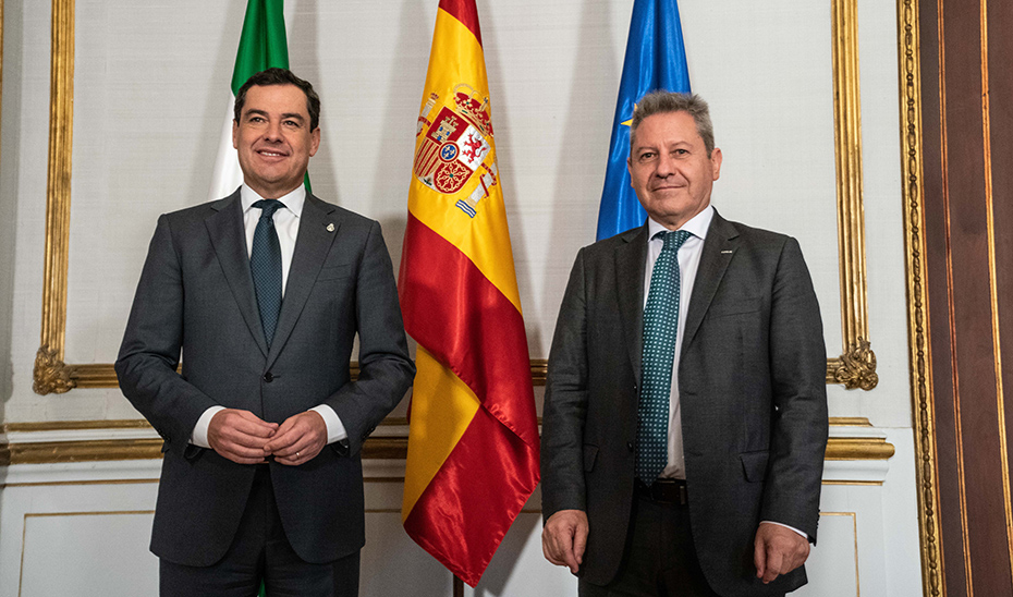 El presidente de la Junta de Andalucía, Juanma Moreno, se ha reunido en el Palacio de San Telmo con el presidente de Airbus España, Alberto Gutiérrez.