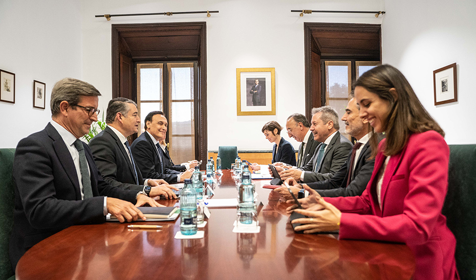 Tras la reunión, los consejero de Presidencia, Política Industrial y Universidad han mantenido un encuentro de trabajo con miembros del equipo de dirección de Airbus.