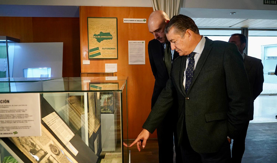 El consejero de la Presidencia, Interior, Diálogo Social y Simplificación Administrativa, Antonio Sanz, ha inaugurado en el Museo de la Autonomía una muestra documental sobre la historia de la bandera andaluza.