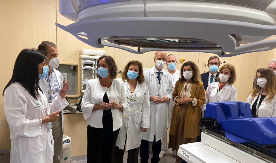 La consejera de Salud y Consumo, Catalina García, durante la visita al servicio de Oncología Radioterápica del Hospital Universitario Reina Sofía de Córdoba.