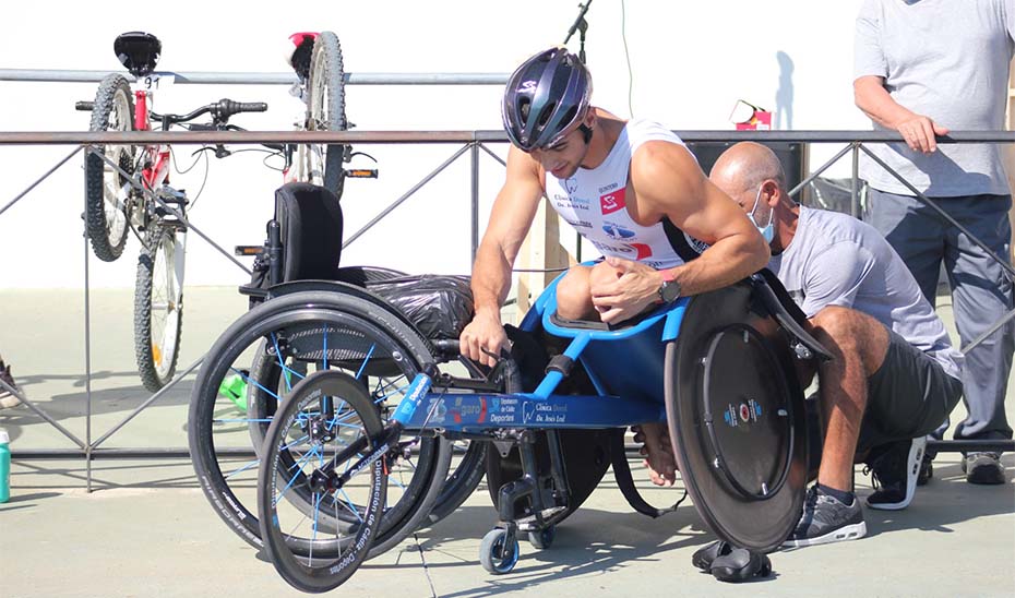 El atleta paralímpico chiclanero José Manuel Quintero, en una silla de ruedas adaptada.