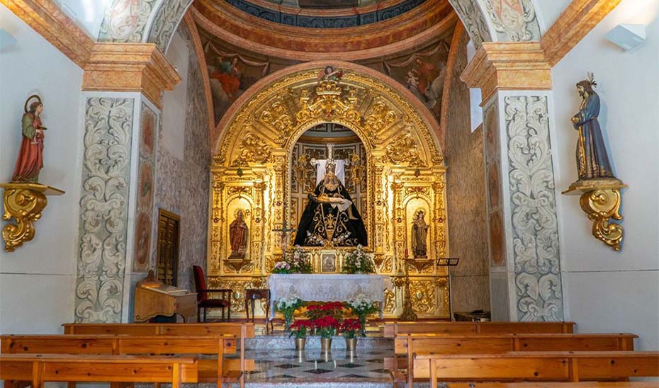 Interior de la Ermita de Nuestra Señora de las Angustias, patrona de la localidad malagueña de Nerja.