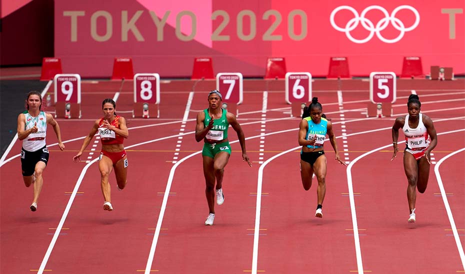 Maribel Pérez, atleta andaluza, durante una prueba de atletismo en los Juegos Olímpicos de Tokyo 2020.