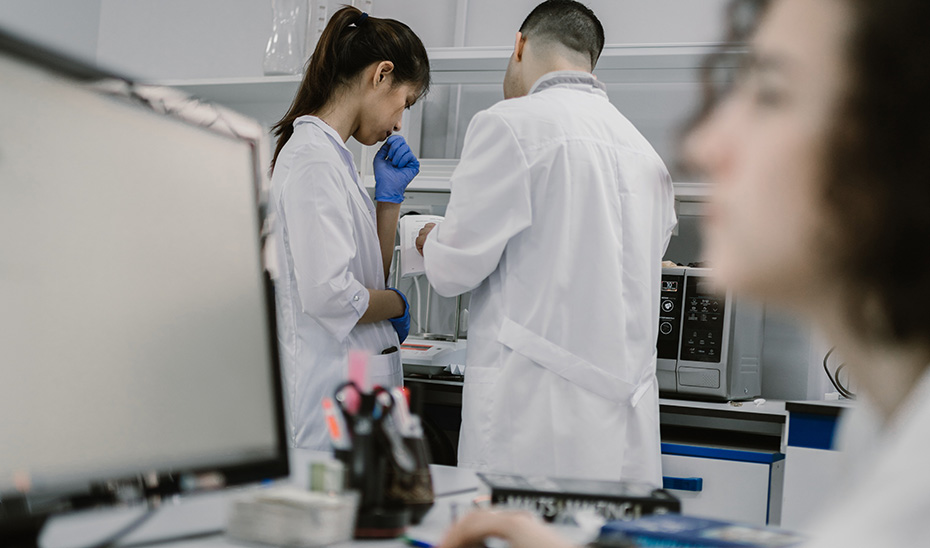 Investigadores en un laboratorio.