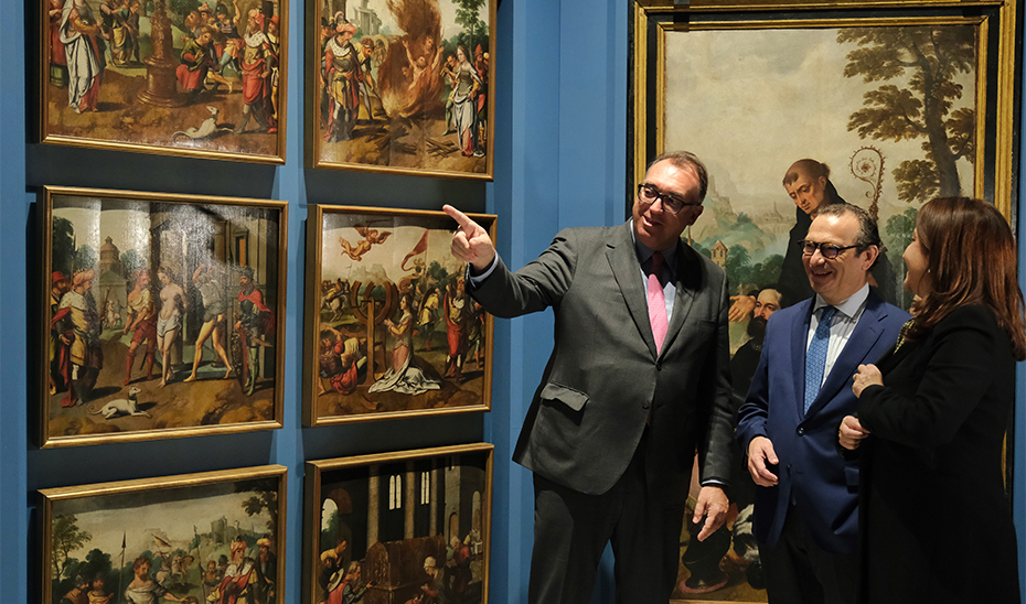 El consejero, Arturo Bernal, junto a dos de los comisarios de la exposición, Valme Muñoz e Ignacio Cano.