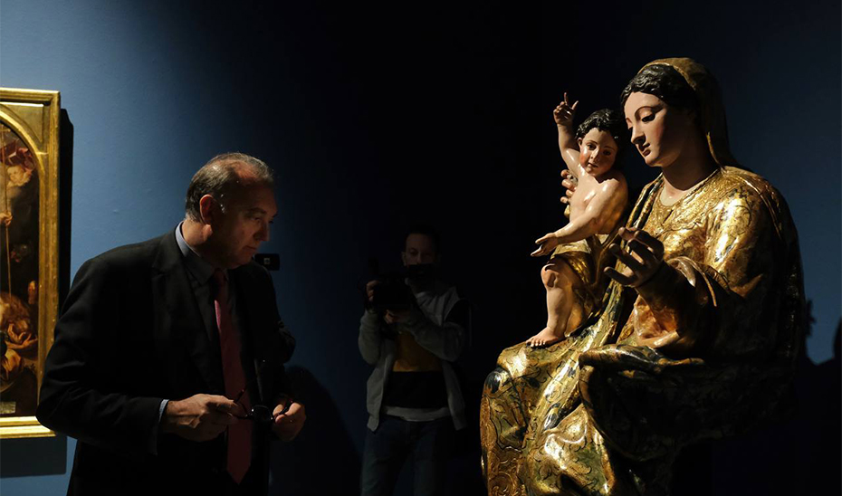 Arturo Bernal observa una de las piezas que componen la exposición del Museo de Bellas Artes de Sevilla. 