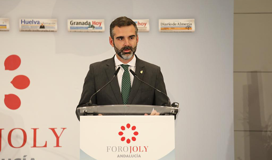 El consejero de Sosteniblidad, durante su intervención en el almuerzo-coloquio organizado en Málaga por el Grupo Joly.