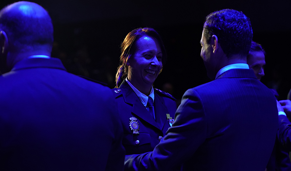 Juanma Moreno condecora a una de las agentes reconocidas durante el acto.