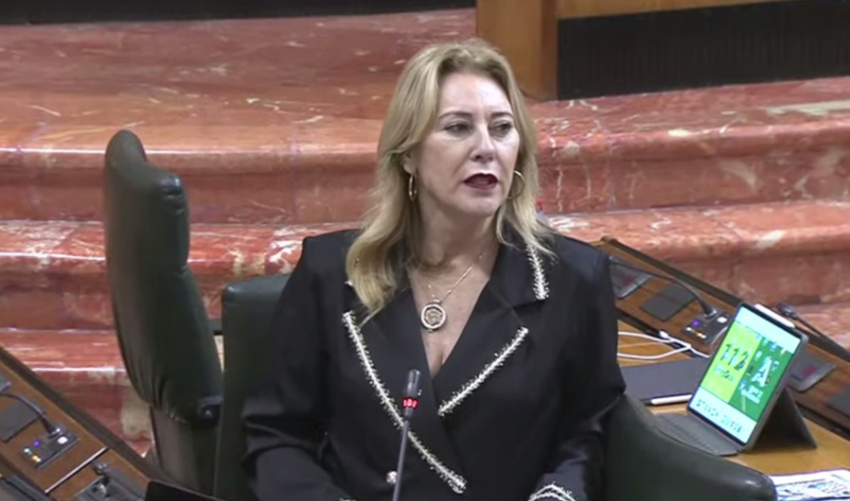 Carolina España interviene en la sesión de control al Gobierno en el Parlamento de Andalucía.