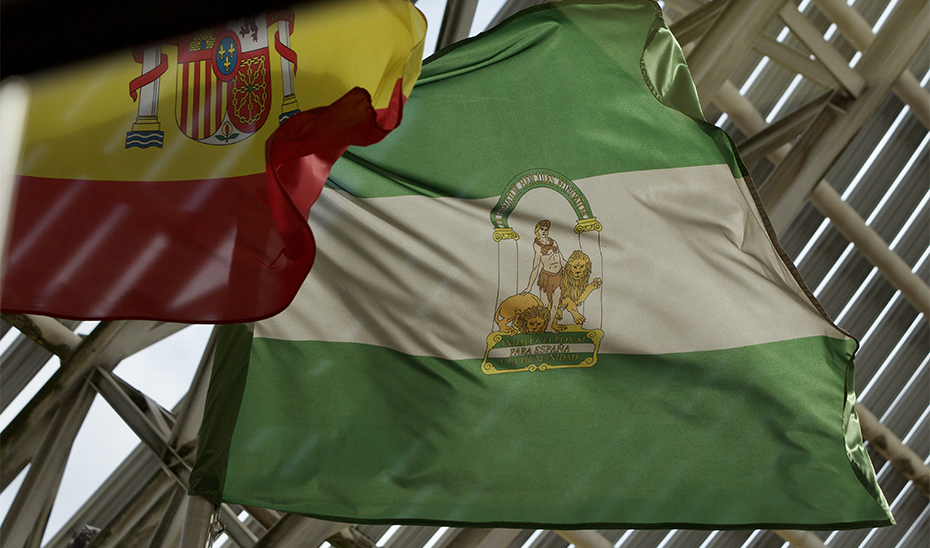 La bandera andaluza ondea en la fachada del Archivo General de Andalucía.