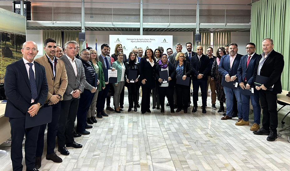 La consejera Carmen Crespo, junto a los representantes municipales con los que firmó el convenio en materia de aguas.